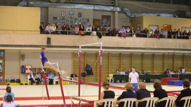 Girl does exercise on horizontal bars — Stock Video