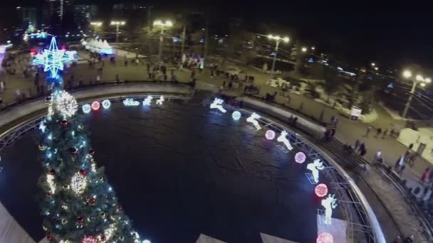 Árbol de Navidad y esculturas guirnalda — Vídeos de Stock