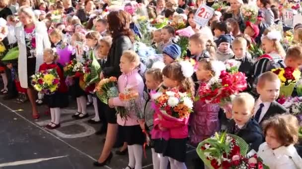 Kinder mit Blumen vor der Schule — Stockvideo