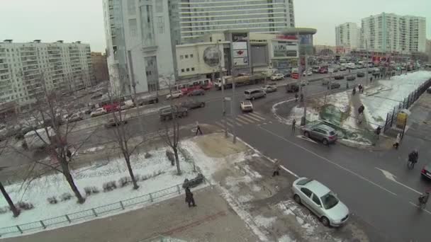 Konut Kompleksi yakınında sokak trafik — Stok video