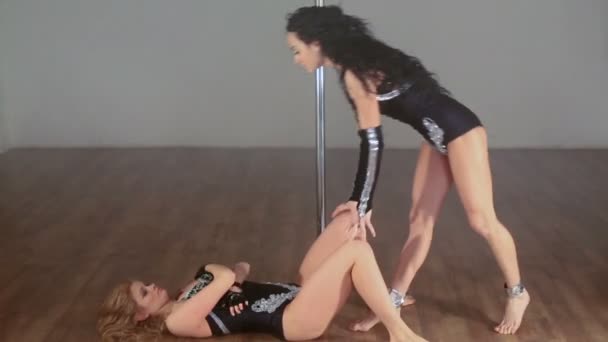 Две красивые девушки танцовщицы — стоковое видео
