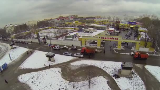 Verkehr auf der Straße in der Nähe des Handelszentrums — Stockvideo