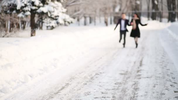 Jeune homme et femme heureux courir — Video