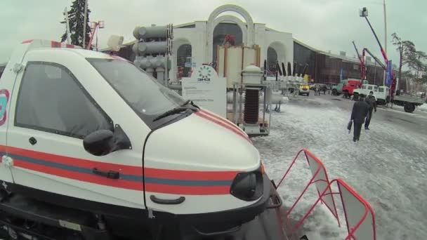 Les gens regardent les machines et l'équipement — Video