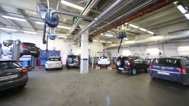 Arbeiter reparieren Autos in Autowerkstatt — Stockvideo