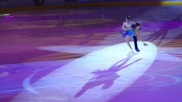 Junge Paare im Eiskunstlauf — Stockvideo