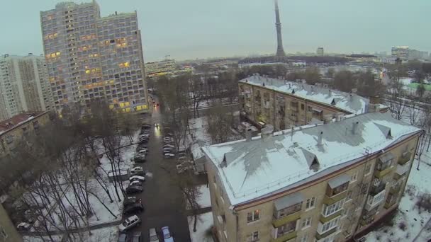 Gatutrafik och Ostankinskaya Tv tower — Stockvideo