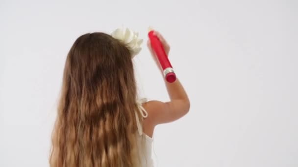 Fille avec grand crayon rouge — Video