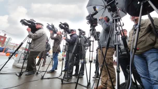 Dziennikarze strzelać nowy zapłacone parking — Wideo stockowe