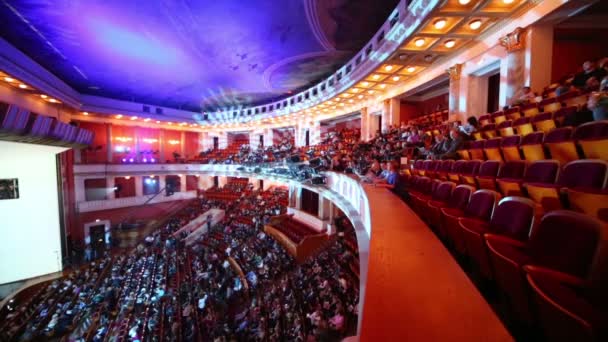 Hall con equipos de iluminación en Teatro Académico — Vídeos de Stock