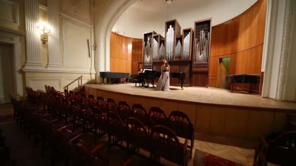 Graceful woman pianist and singer — Stock Video