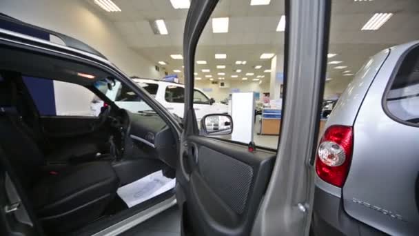 Interior del coche en oficina de tienda — Vídeo de stock