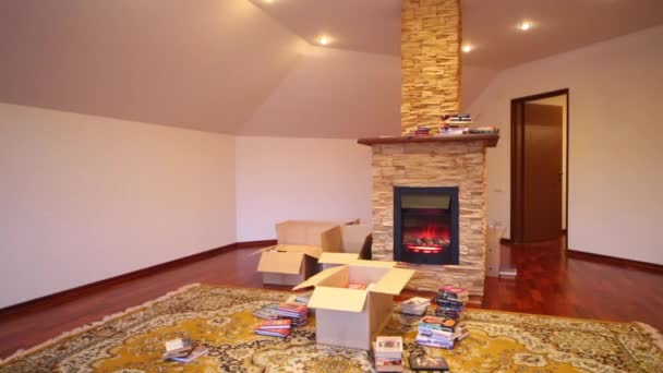 Habitación con caja y libros y chimenea — Vídeo de stock