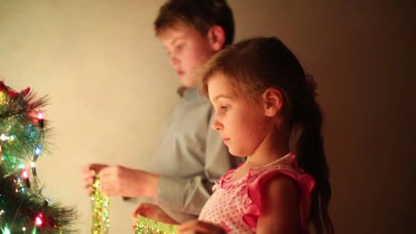 Menino e menina decorar árvore de Natal — Vídeo de Stock