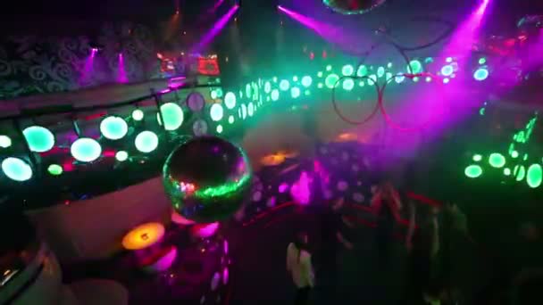 La gente baila en la pista de baile durante la fiesta — Vídeos de Stock