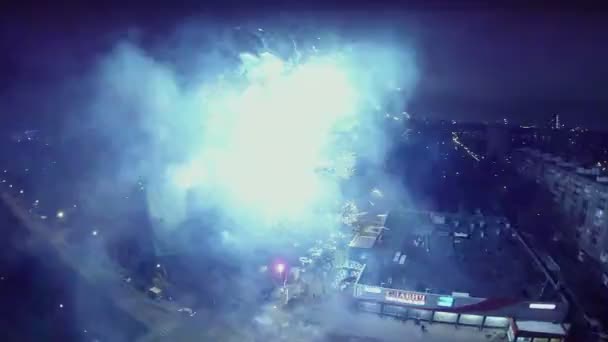 Cityscape com fogos de artifício flashes e brilhos — Vídeo de Stock