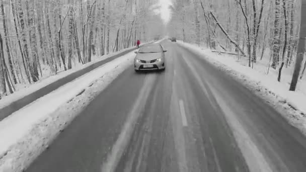 Araba yol ile sürücüler ve kadın yürür — Stok video