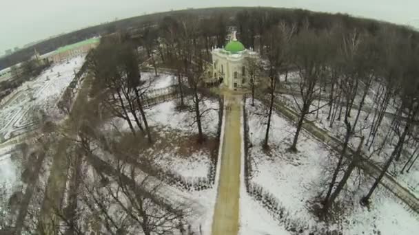 Ptaszarnia w parku Muzeum nieruchomości Kuskovo — Wideo stockowe