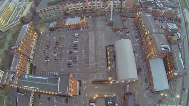 Auto's op parkeren op binnenplaats onder gebouwen — Stockvideo