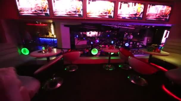 Innenraum des Zimmers im zweiten Stock in einem Nachtclub — Stockvideo