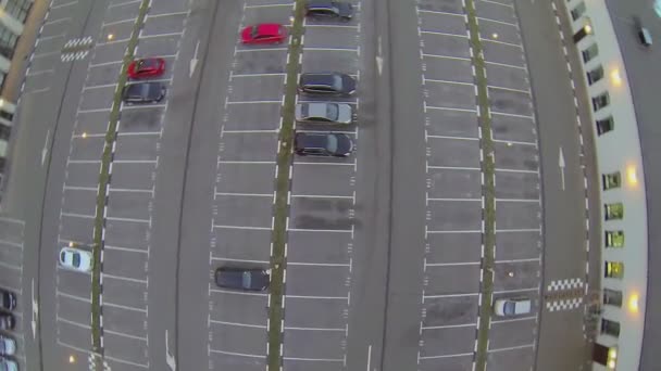 Parkeerplaats met verschillende auto's bij avond — Stockvideo