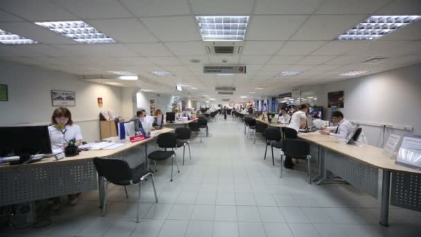 People near tables with computers — Stock Video