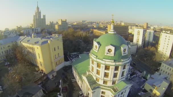 Міський пейзаж з Церква Св. Сімеона і хмарочос — стокове відео