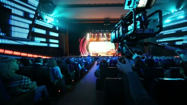 Videografer bekerja di konser Edita Piecha — Stok Video