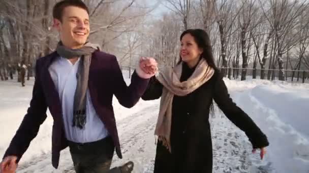 Usmívající se mladý muž a žena, běh — Stock video