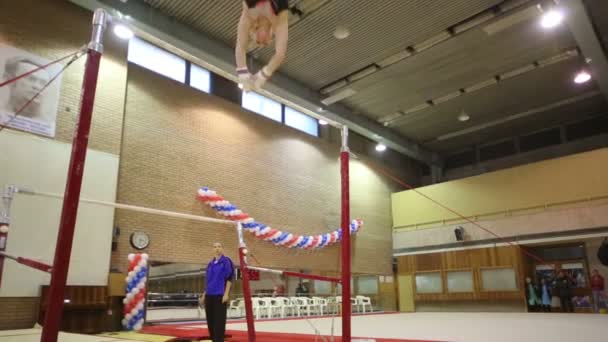 Girl trains on horizontal bar — Stock Video