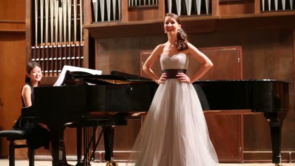 Woman pianist and opera singer — Stock Video