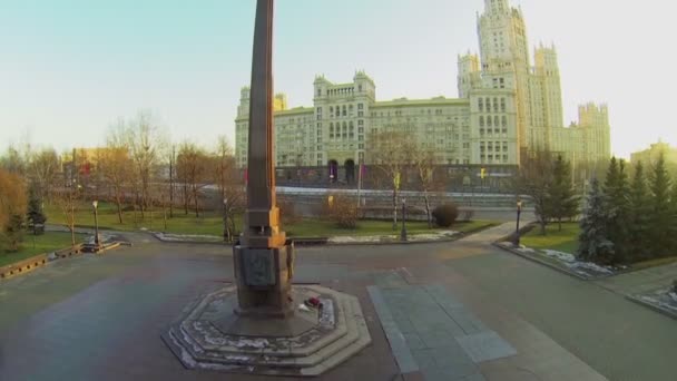 Obelisk op plein in de buurt van Kotelnicheskaya quay — Stockvideo