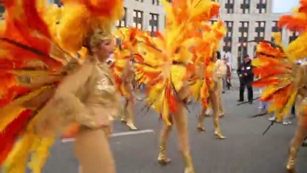 Meisjes dansers op carnaval — Stockvideo