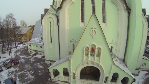 Kapłan idzie w pobliżu Church of Resurrection — Wideo stockowe