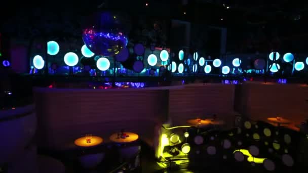 Tables with wine glasses in interior of nightclub — Stock Video