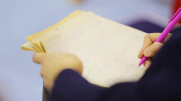 Ženské ruční psaní poznámek v poznámkovém bloku — Stock video