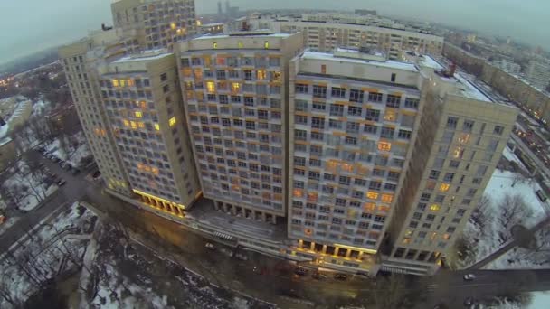 Cityscape met verkeer in de buurt van woning complex — Stockvideo