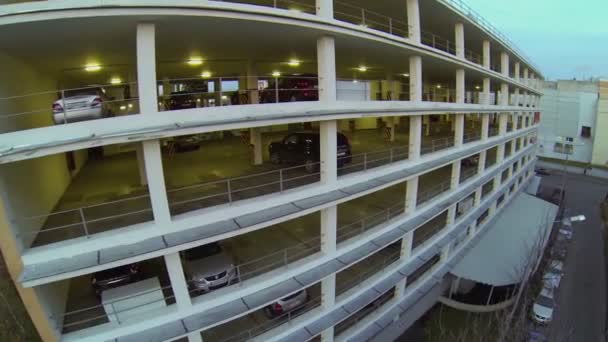 車は立体駐車場に立つ — ストック動画