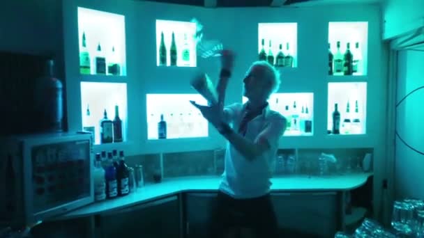 Barman malabarismos garrafas e agitador — Vídeo de Stock