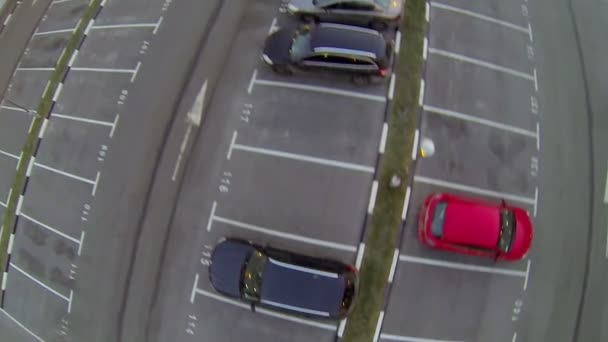 Lugar de estacionamento com carros perto do edifício — Vídeo de Stock