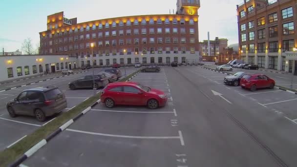 Samochody stoją na parking miejsce w pobliżu budynków — Wideo stockowe