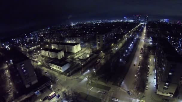 Πανόραμα της πόλης με δρόμο κυκλοφορίας και τα πυροτεχνήματα — Αρχείο Βίντεο