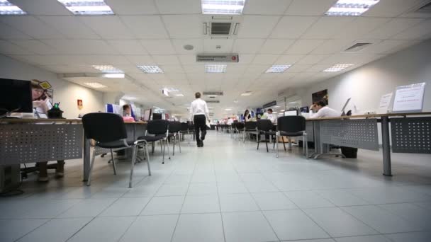 Trabalhadores de escritório com mesas e computadores — Vídeo de Stock