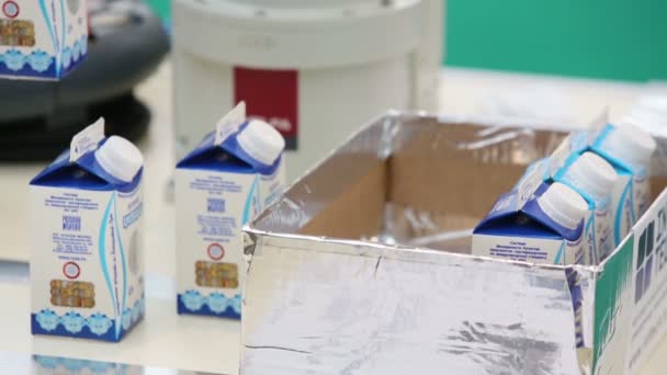 Robot sale de la caja productos lácteos — Vídeo de stock