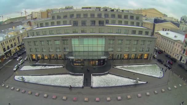 Tráfego urbano perto da Central Department Store — Vídeo de Stock