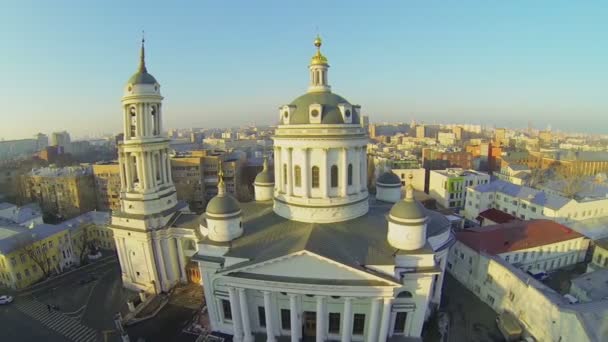 Stadtbild mit Kirche des hl. Martin Beichtvater — Stockvideo