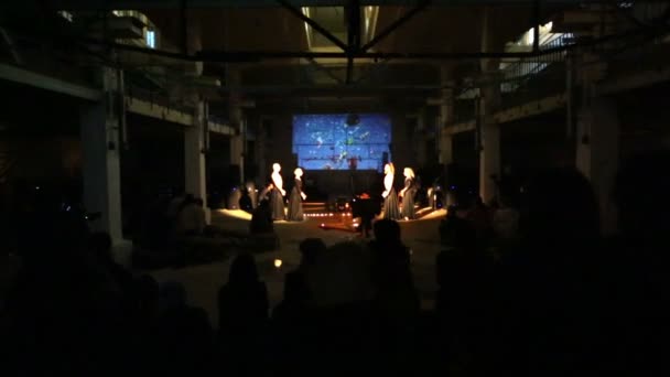 Představení avantgardní skupiny v divadle. — Stock video