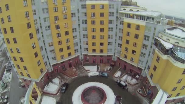 Voitures dans la cour de l'immeuble d'habitation — Video