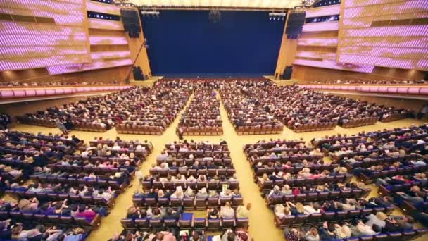 Människor före konserten av Edita Piecha — Stockvideo