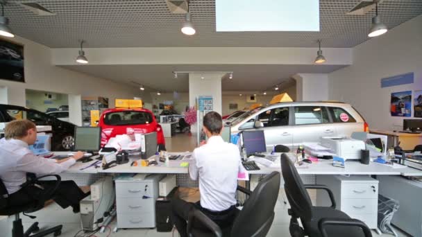 Staff in office of shop selling cars — Stock Video